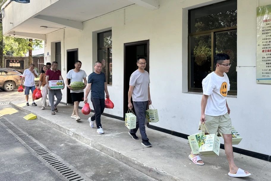 慰问关怀丨9159金莎游艺场公司开展“防暑降温送清凉”走访慰问活动